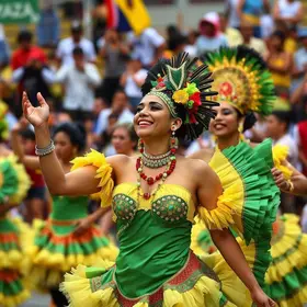 Damares aciona Justiça contra escola de samba