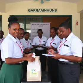 entrega de kits para professores
