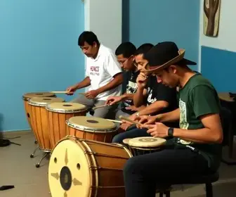 oficina de percussão Roda Contracolonial